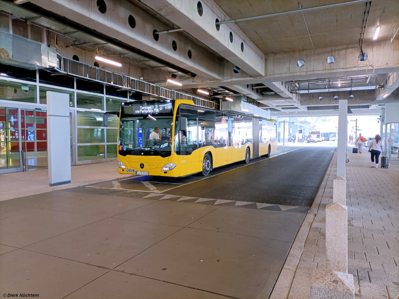 F TD 3742 · Frankfurt Flughafen Terminal 2