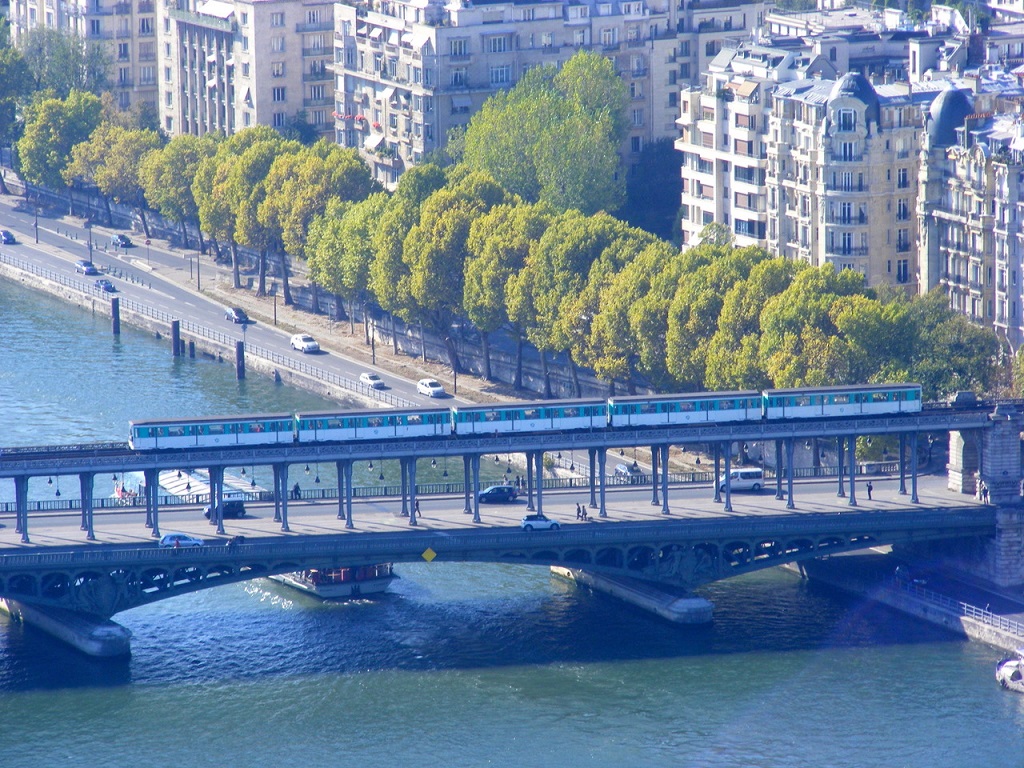 Metro Pont de Bir-Hakeim