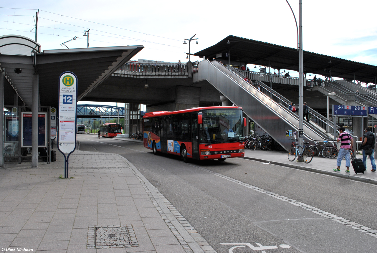FR JS 858 · Freiburg ZOB
