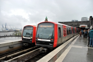 410 und 306 · Landungsbrücken
