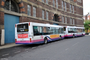 60211 (Y962 XBO) und 60190 (V138 DND) · Queen Square 60211 (Y962 XBO) und 60190 (V138 DND) · Queen Square